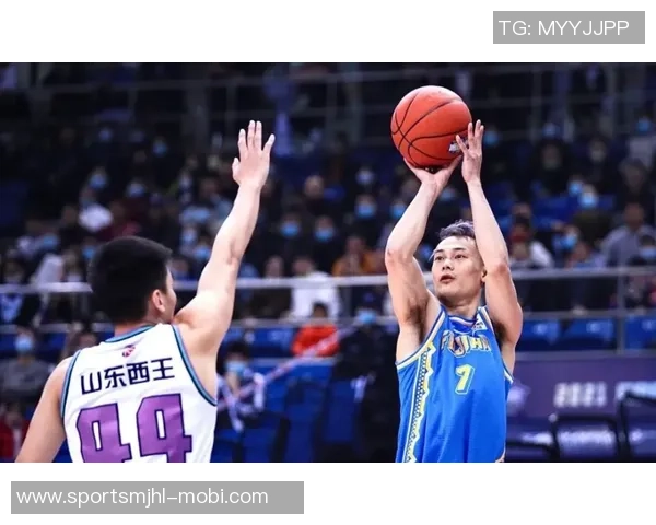 爱德华兹上半场表现平平15投6中三分仅1中收获17分1板2助 爱德华兹上半场表现平平15投6中三分仅1中收获17分1板2助