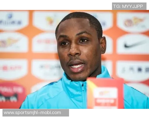 阿玛德荣获非洲杯全场最佳身穿姆伯莫球衣领奖引发热议